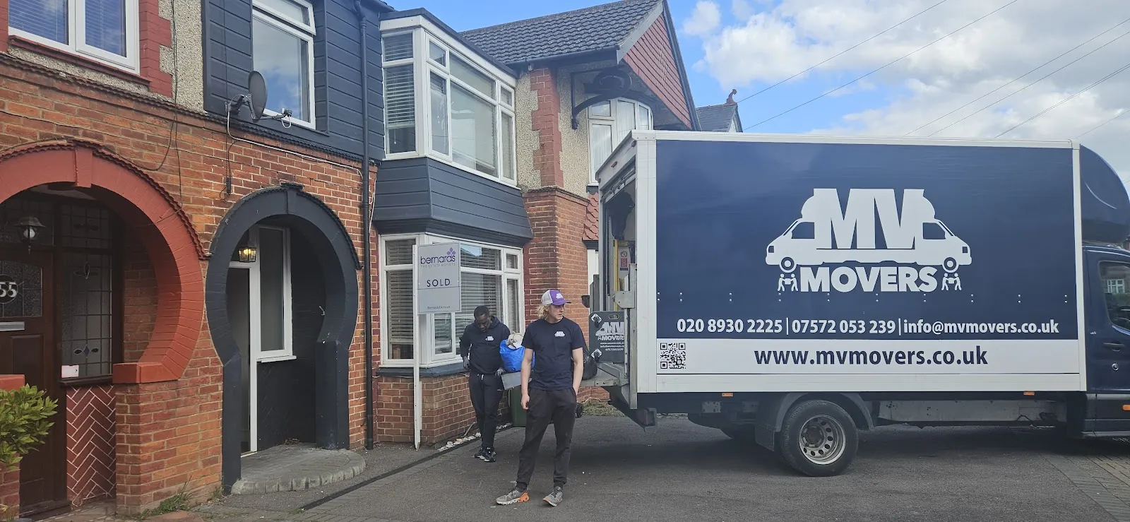 MV Movers van and crew on a house removal – removals Chiswick W4 MV Movers van and crew on a house removal – removals Chiswick W4